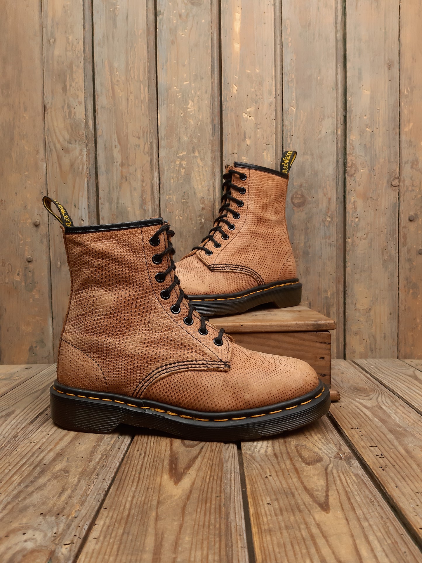Bottines suédé Pascal 1460 Dr. Martens vintage occasion Made in England daim rose 38 années 90' - Les Doc's de Cam