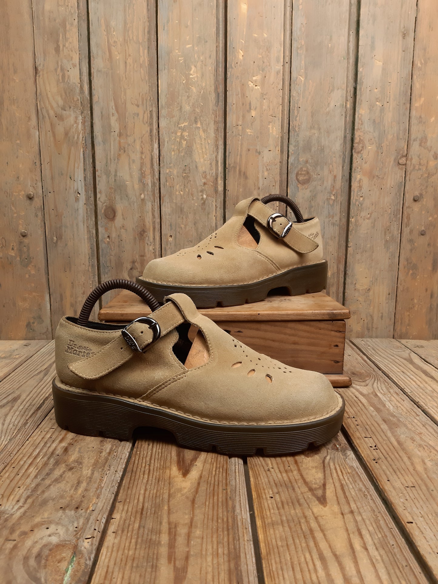 Sandales Mary Jane 8610 Dr. Martens vintage occasion Made in England daim beige 38 années 90' - Les Doc's de Cam