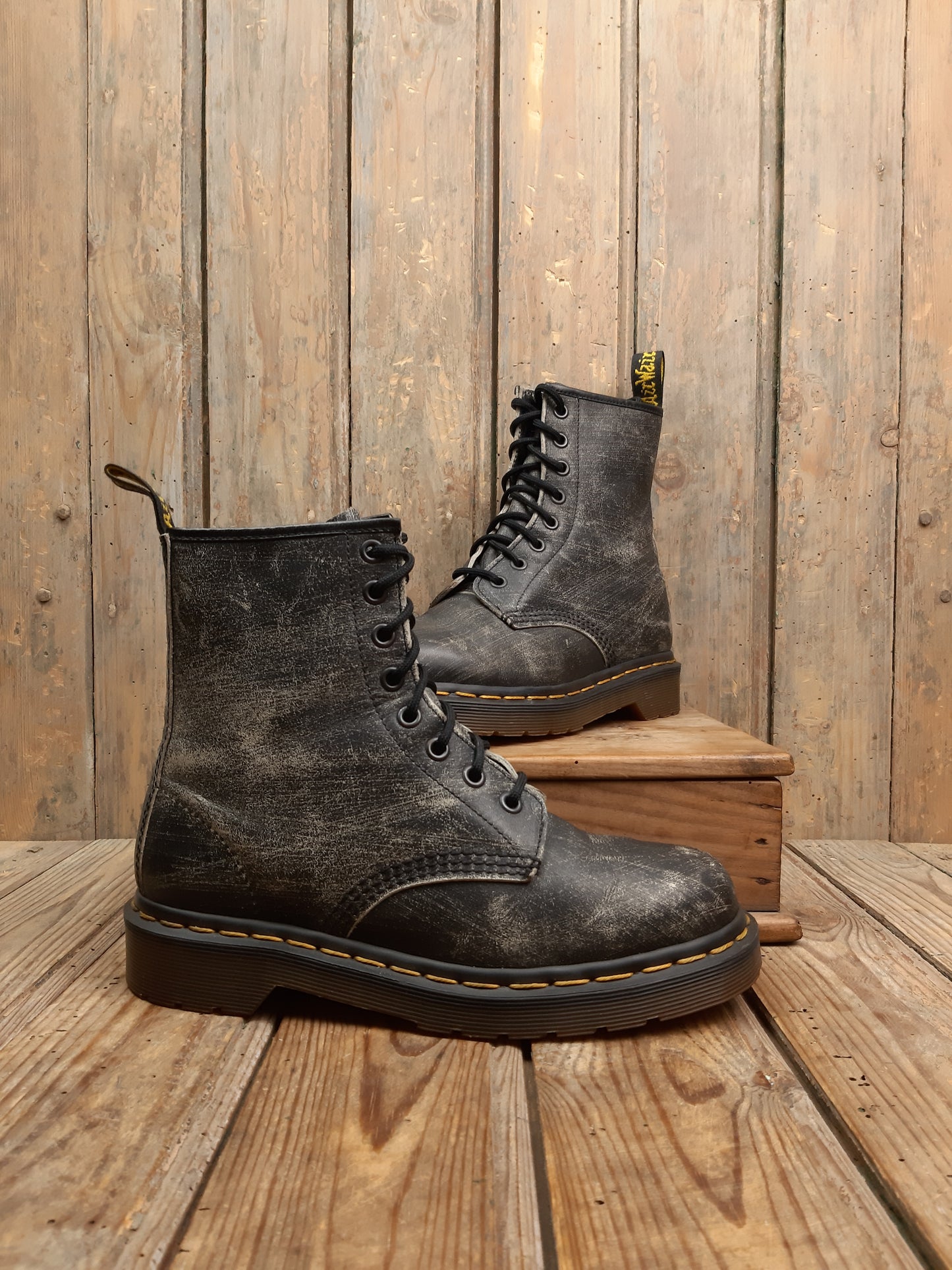 Bottines Pascal 1460 Dr. Martens vintage occasion Made in England cuir noir 37 années 90' - Les Doc's de Cam