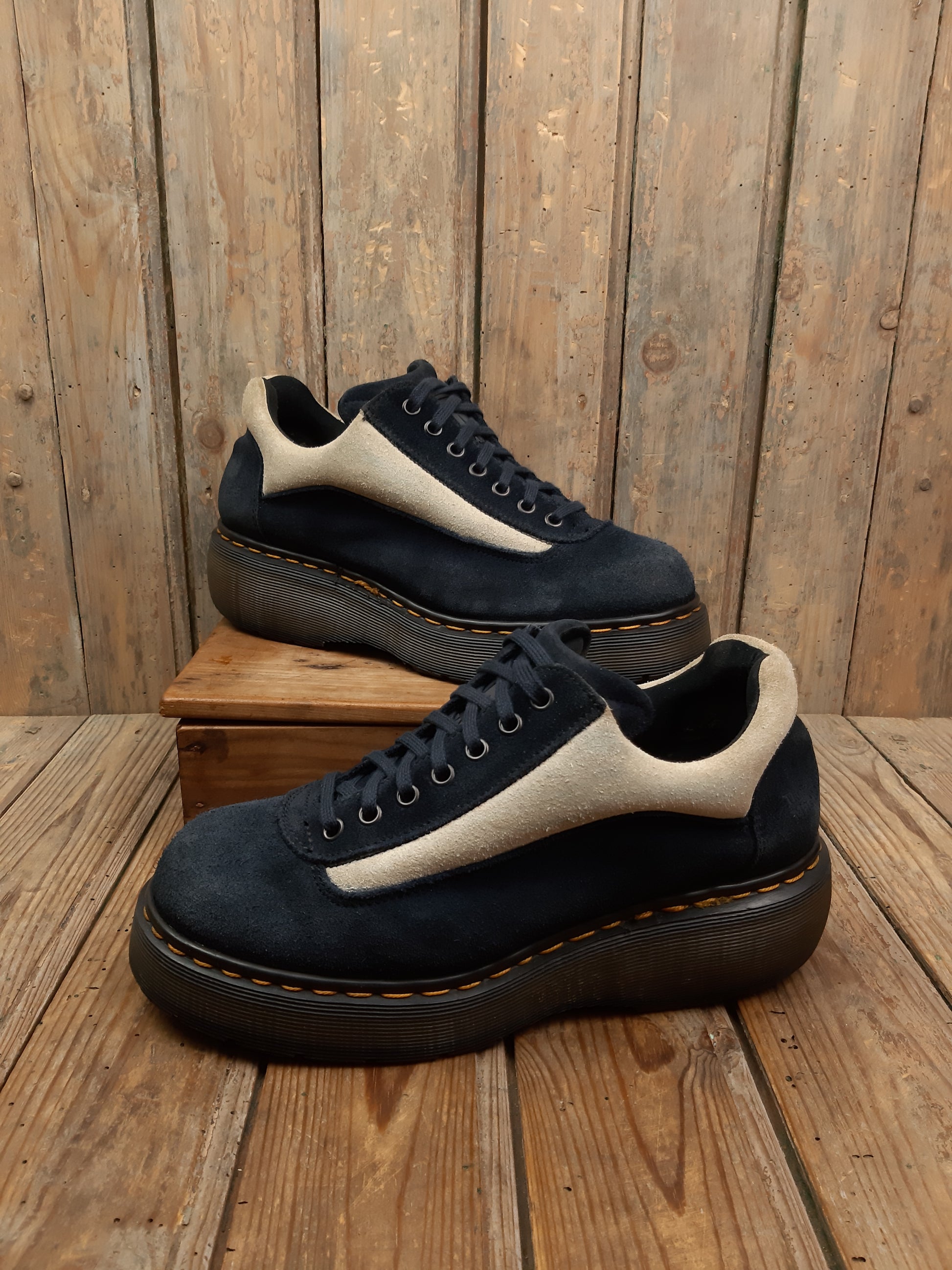 chaussures Dr. Martens Vintage Made in England daim 42 occasion bleu marine beige