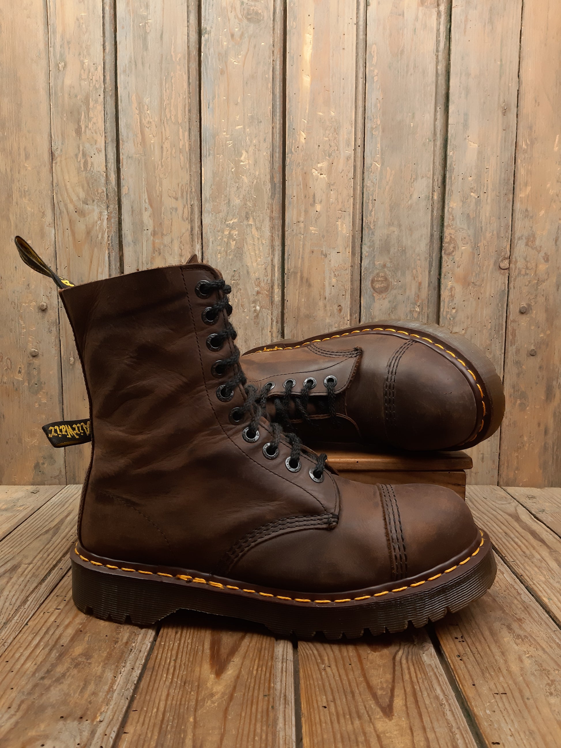 Bottes Dr. Martens Vintage cuir gras marron Steel Toe coquées ancienne Collectors 43 Made in England MIE